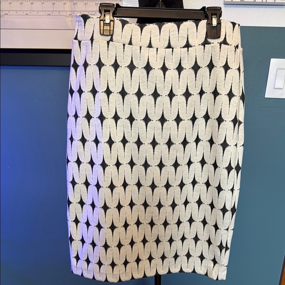 NWT Renee C Black and White Patterned Skirt